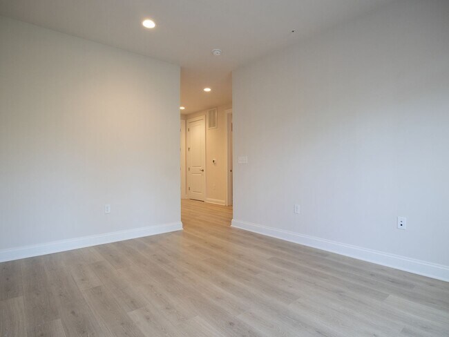 Building Photo - Walkable Short Pump Living with a Huge Private Deck