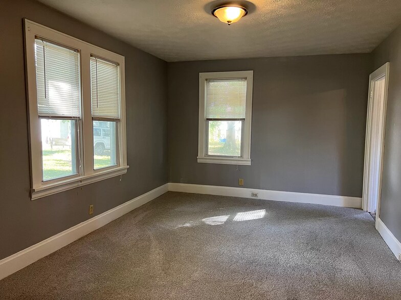 Living Room - 530 Fleming Rd