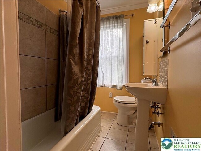 Building Photo - 754 E Washington Ave