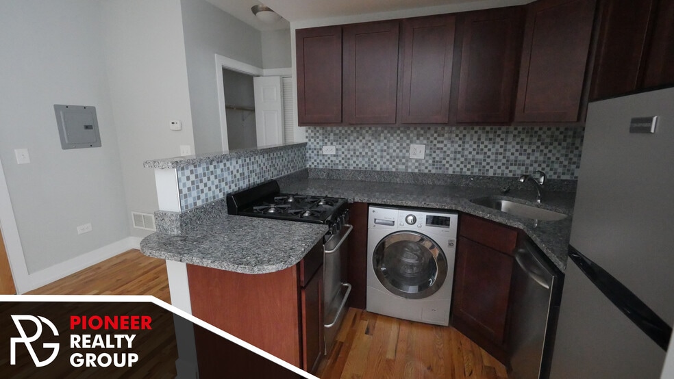 Building Photo - 560 W Arlington