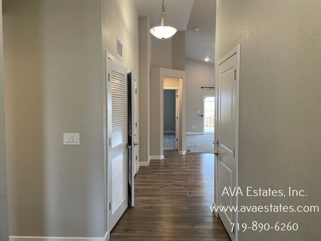 Building Photo - 2403 Sunrise Ln