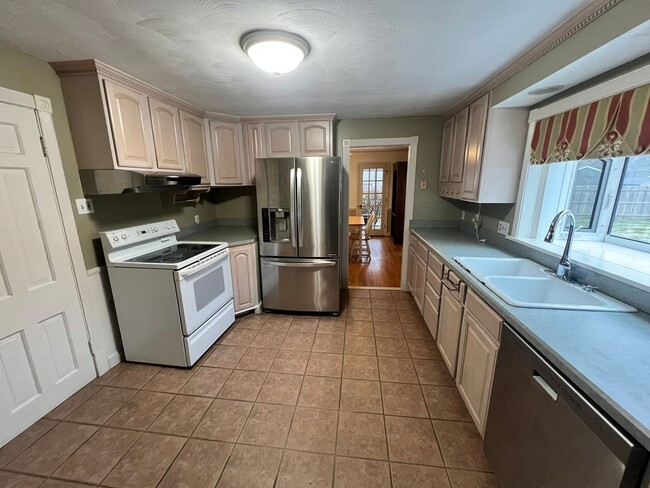 Building Photo - Beautiful, Single Family Colonial for Rent in Springfield!