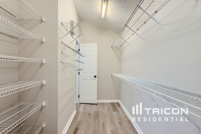 Building Photo - 832 Garden Glen Loop