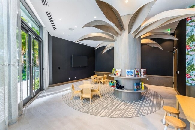 Building Photo - 2831 S Bayshore Dr