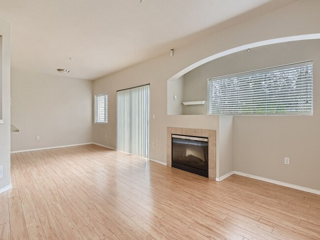 Building Photo - Beautiful 3 Bed 3 Bath Kirkland Townhome @...
