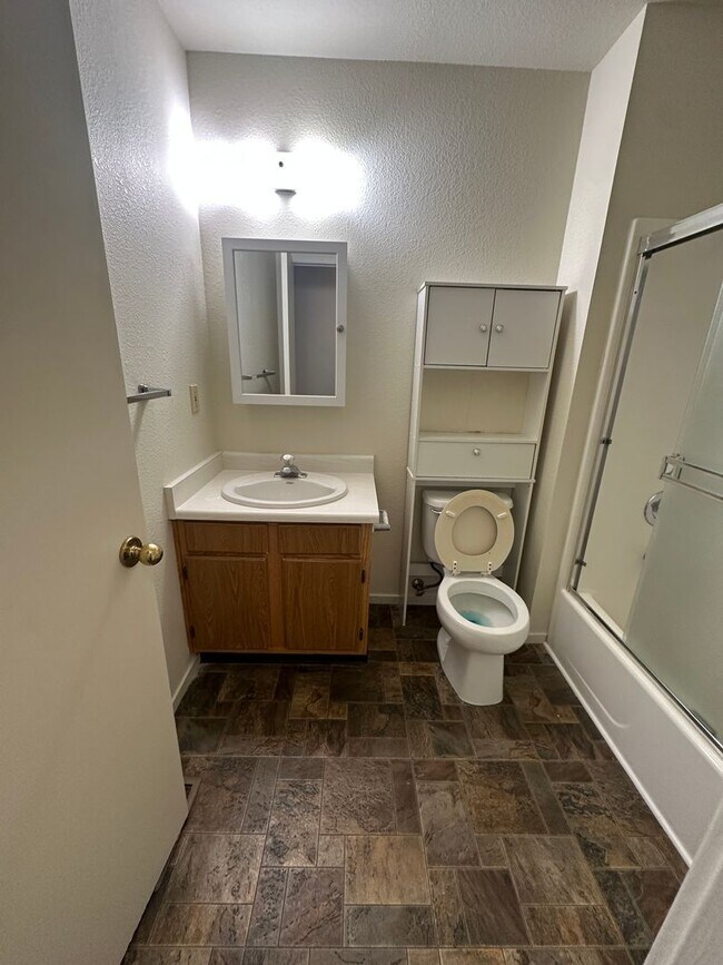 Building Photo - 2 Bedroom Unit for Rent