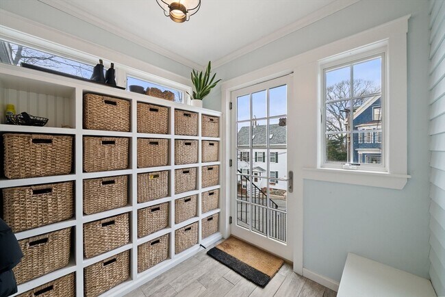 Building Photo - 71 King St