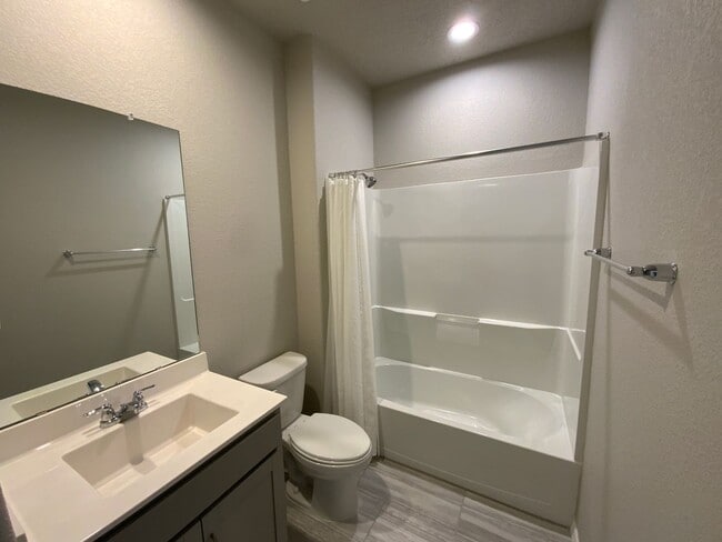 Building Photo - 3 Bedroom Single Story Home Available Near...