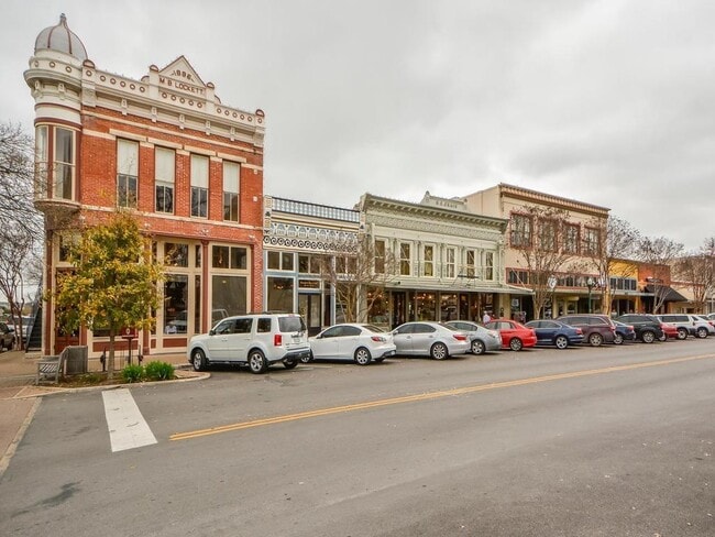 Building Photo - 1107 E 3rd St