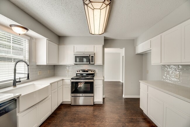 Building Photo - 4/2/2 in well established neighborhood