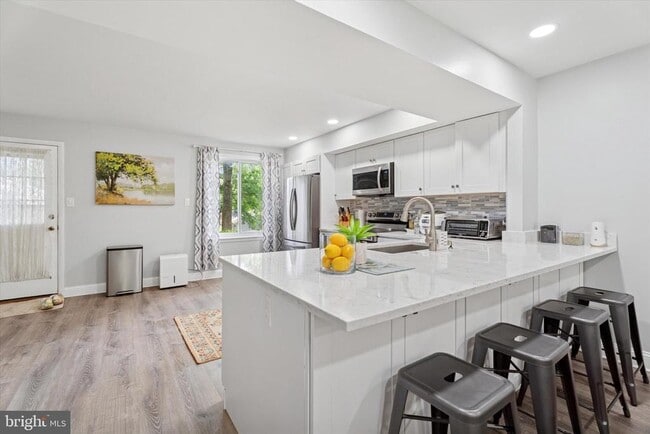 Building Photo - 205 Woodside Cir