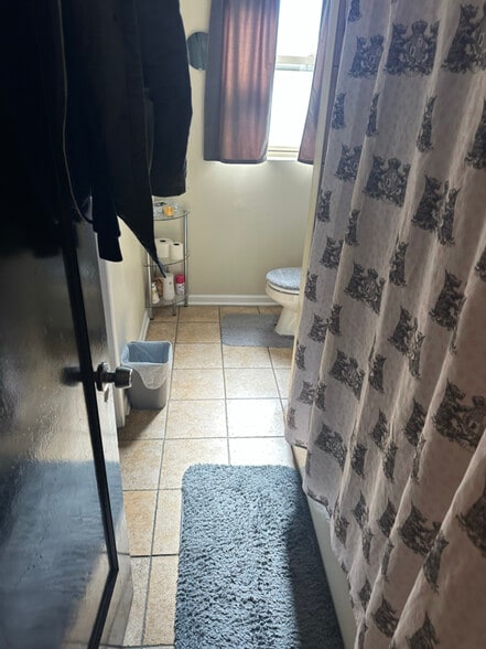 Building Photo - 8328 S Ingleside Ave