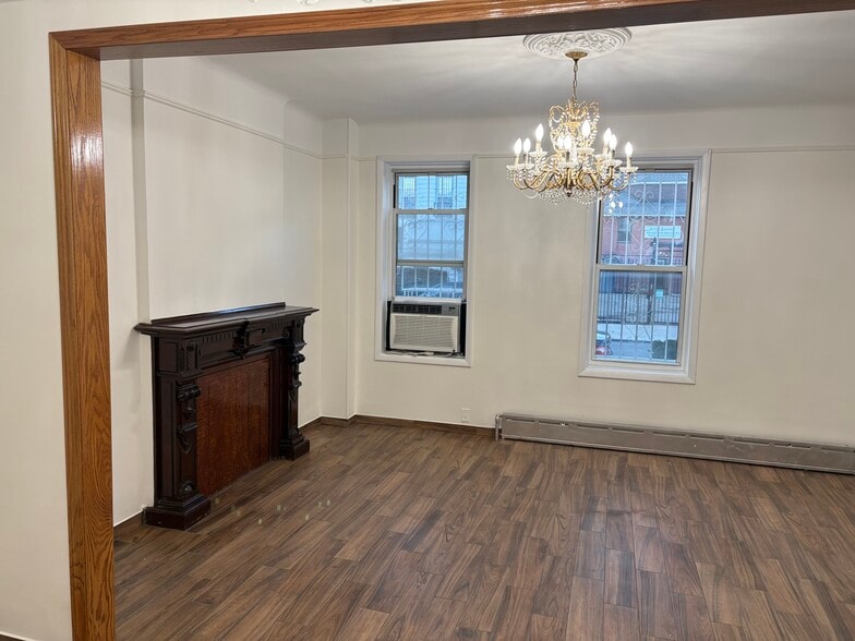 Living Rm Pic1 - 3055 32nd St