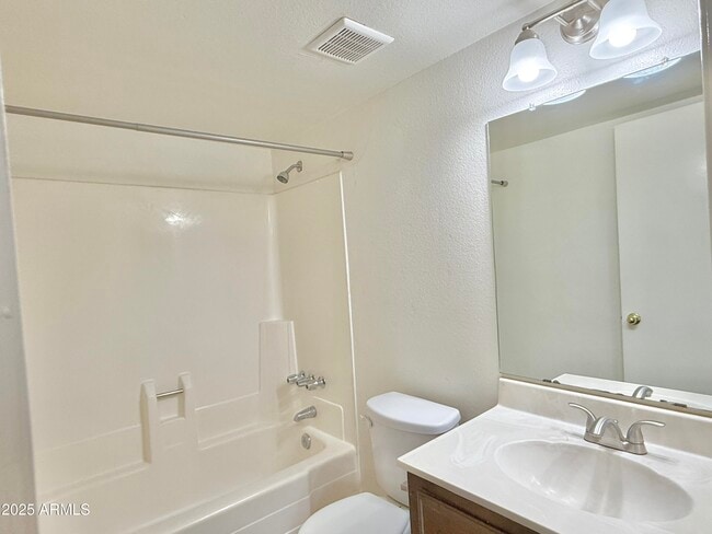 Building Photo - 1927 E Hampton Ave