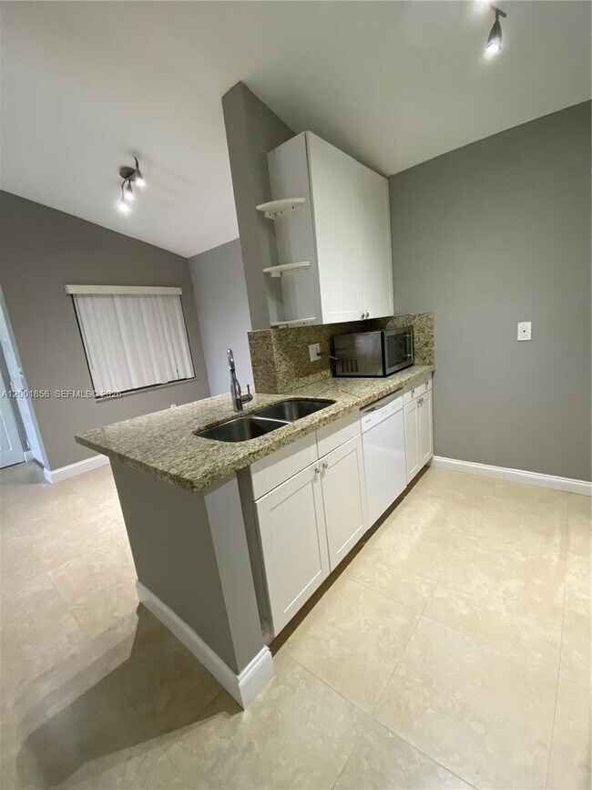 Building Photo - 2820 N Oakland Forest Dr