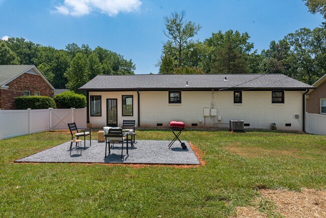 Building Photo - 5708 Southampton Rd