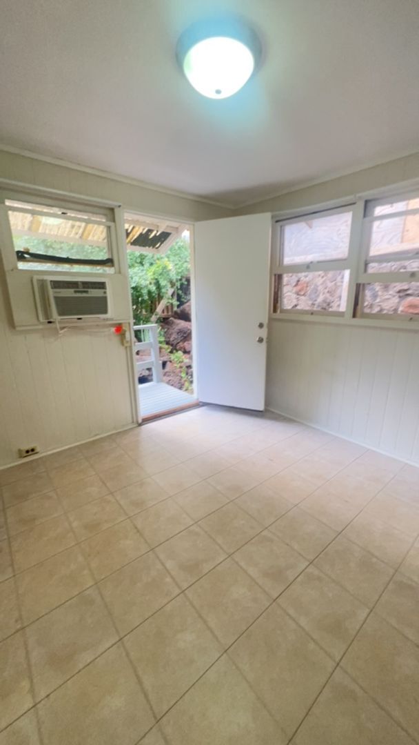 Building Photo - 1 Bedroom Cottage in Kaimuki, Full Kitchen...