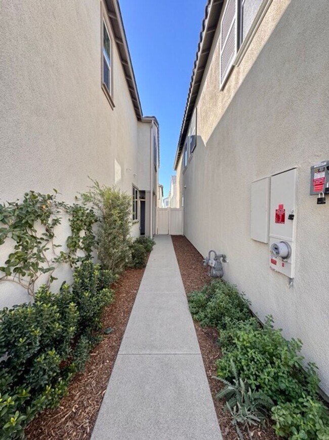 Building Photo - Brand New 4 Bedroom Home with Solar in Gat...