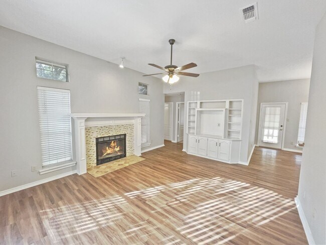 Building Photo - Charming 3 Bed, 2 Bath Home in Prime Fort ...