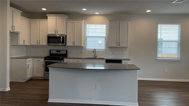 Building Photo - 233 Hauser Dr