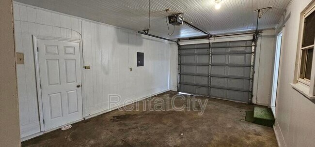 Building Photo - 182 S Poplar St