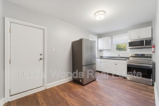 Building Photo - 926 Booth St