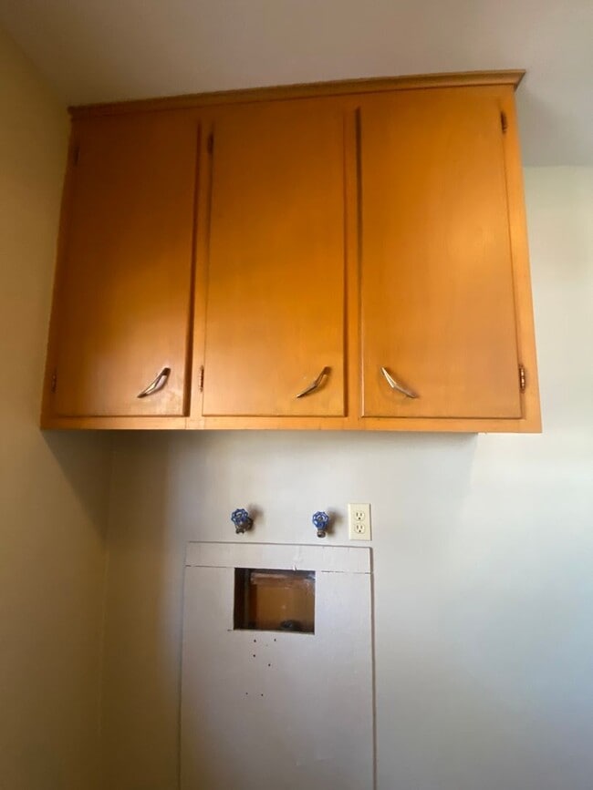 Building Photo - 2 bedroom 1.5 bath charming home