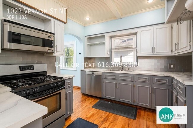 Building Photo - 1023 Vernon St NE