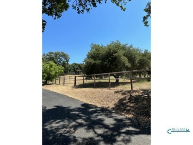 Building Photo - Beautiful Home, Desirable Neighborhood, Ro...