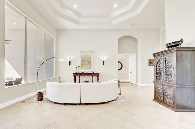 Building Photo - 528 Les Jardin Dr