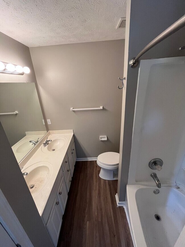 Building Photo - Bright & Spacious 3 Bedroom Bellevue Home!!