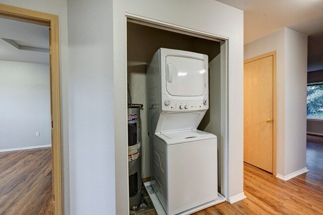 Building Photo - 2 Bed 2 Bath Third floor Condo