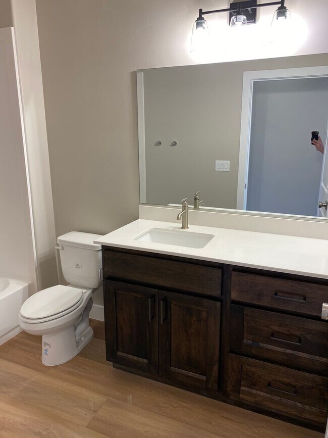 Building Photo - Beautiful like new 3 Bedroom, 2.5 Bathroom...