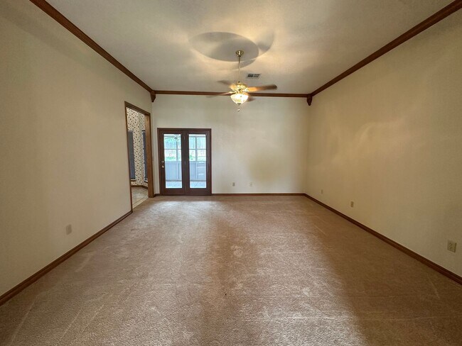 Building Photo - 4 Bed, 2.5 Bath Brick home with 2 car garage