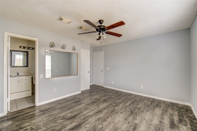 Building Photo - 2927 Great Lakes Ave