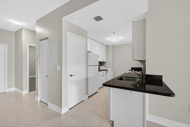 Building Photo - 2040 Greenview Shores Blvd