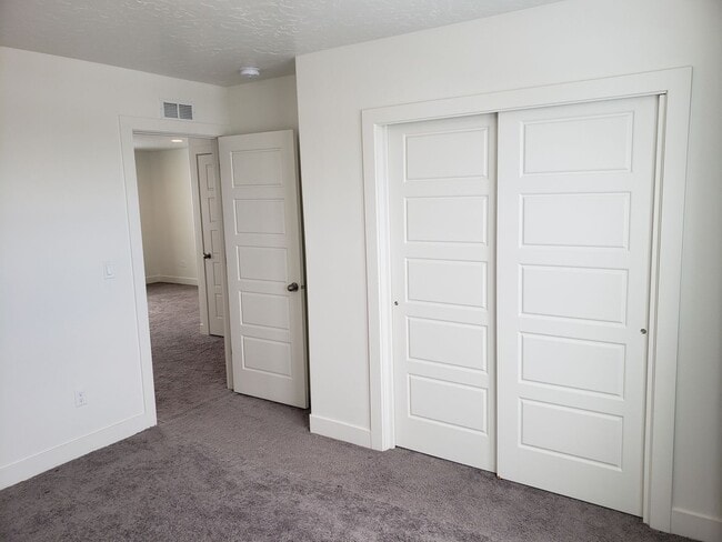 Building Photo - Trails and more at this Harvest Park Home in Mapleton!!