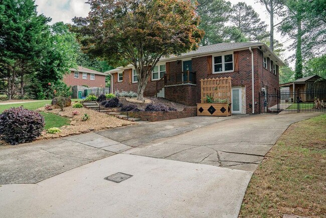 Building Photo - 2331 Robin Ln SE