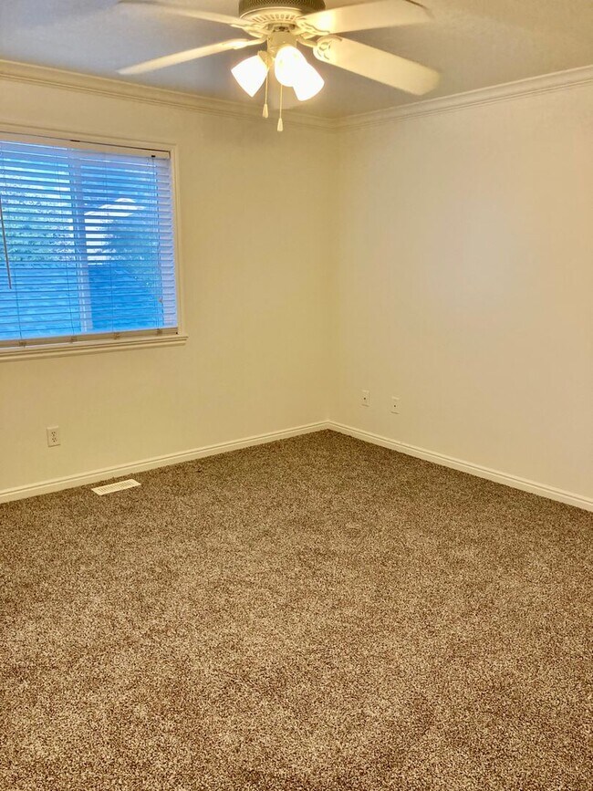 Building Photo - Beautiful North Ogden 2 bed 1.5 bath townhome with 1 Car Garage!!