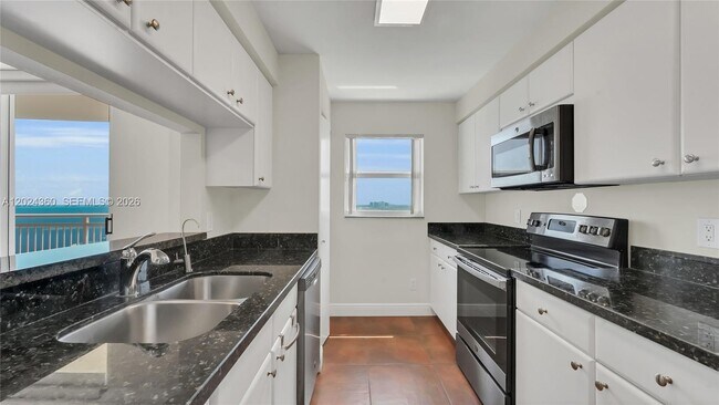 Building Photo - 2475 Brickell Ave