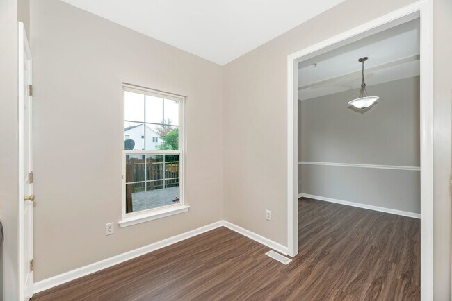 Building Photo - Beautifully Renovated Townhome in Walnut Ridge