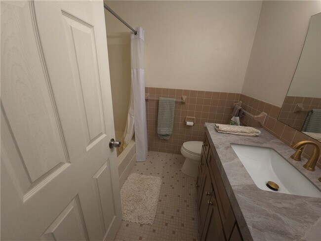 Building Photo - 26 Treetop Dr