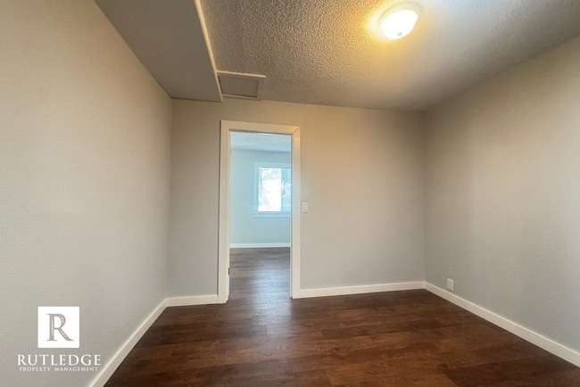 Building Photo - Cute & Cozy Cottage 1 Bedroom / 1 Bath - New Remodel