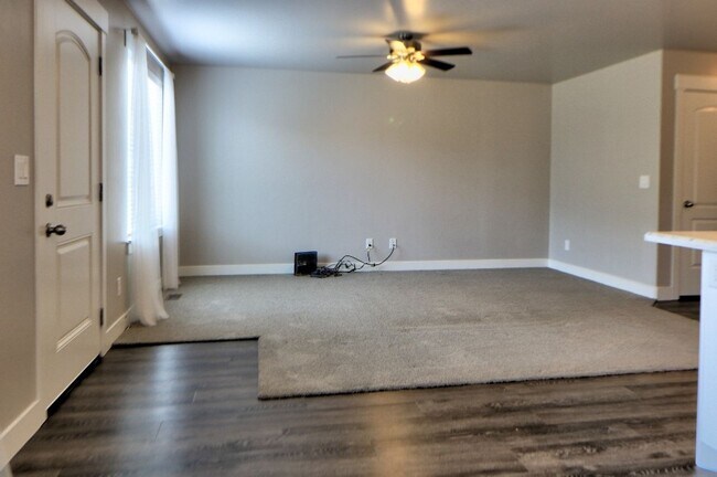 Building Photo - 3 bed 2.5 bath townhome in Salem