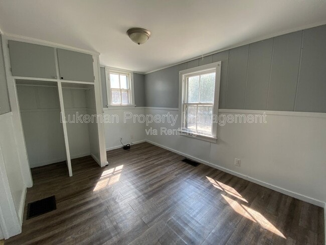 Building Photo - 827 W Cedar St