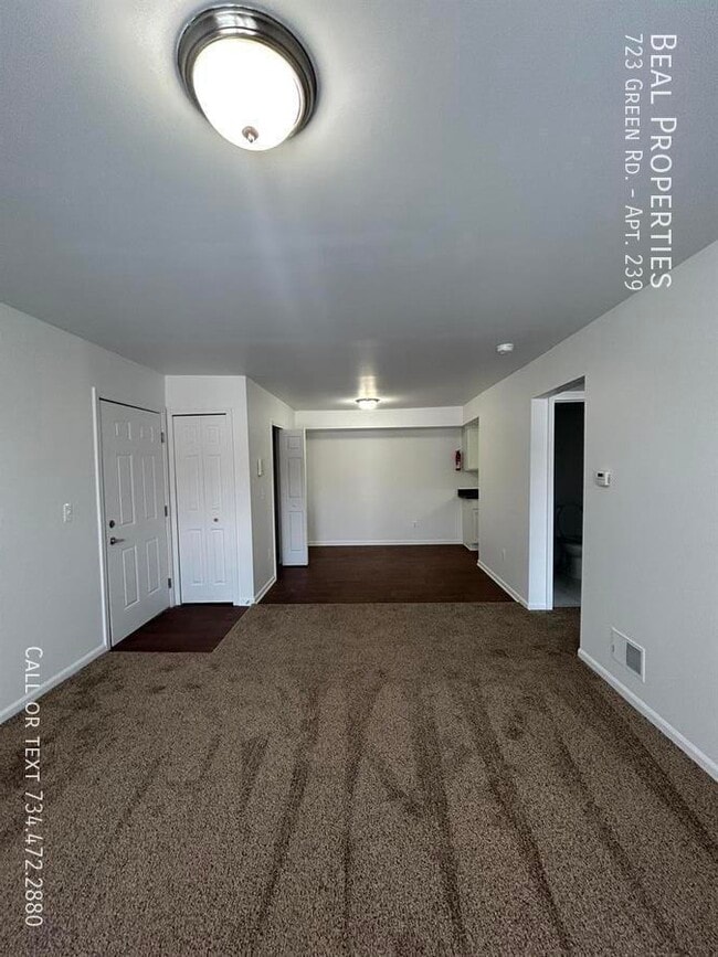 Building Photo - 723 Green Rd