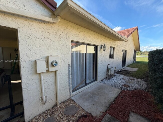 Building Photo - 16233 Laurel Dr