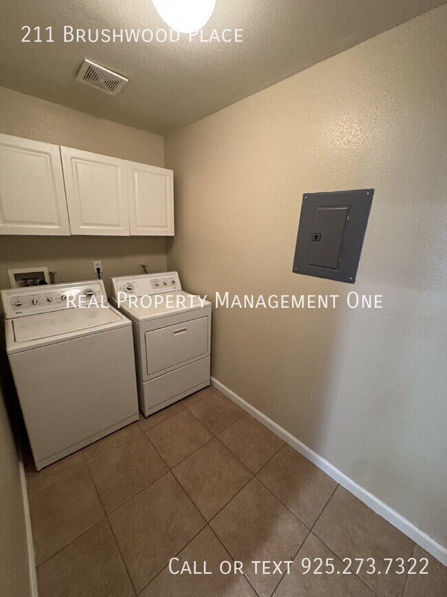 Building Photo - 211 Brushwood Pl