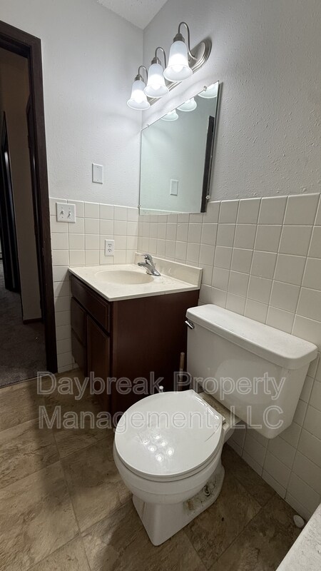 Building Photo - 3024-9 1/2 9 1/2 St N