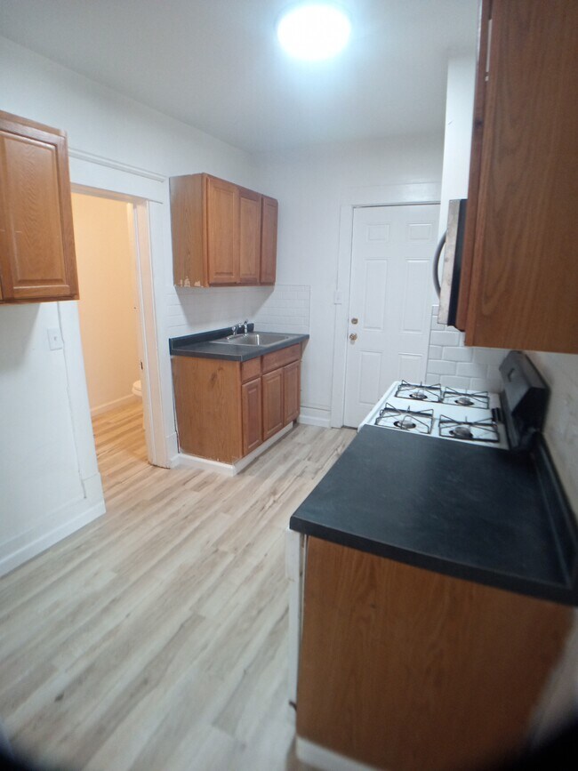 Building Photo - 220 W Lapeer St